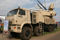 Un Pantsir-S1 monté sur un chassis à roues KamAz-6560.