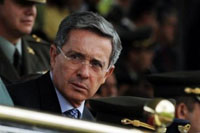 Le double mandat du président Alvaro Uribe a été marqué par une lutte intensive contre les FARC. Son successeur Juan Manuel Santos, ancien ministre de la Défense, est à l’origine des plus gros coups contre les Farc, dont la libération d’Ingrid Betancourt.