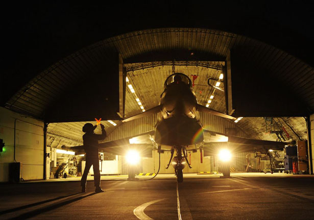 L'Eurofighter quittant un hangar de nuit à Neubourg (Bavière).