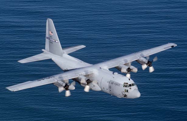 Un C-130 Hercules survole l'Atlantique