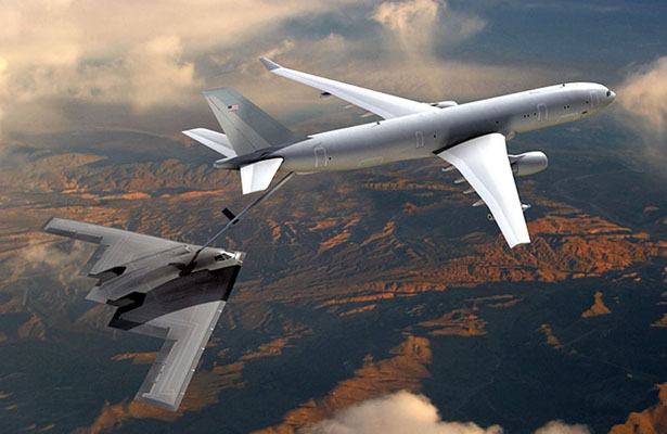 Un KC-30 ravitaille un bombardier B2