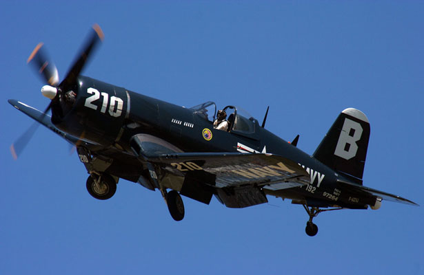 Les avions Corsair étaient loués par Universal studios auprès de pilotes privés. Beaucoup de scènes de réparations ont été tournées pendant de la maintenance préventive des avions.