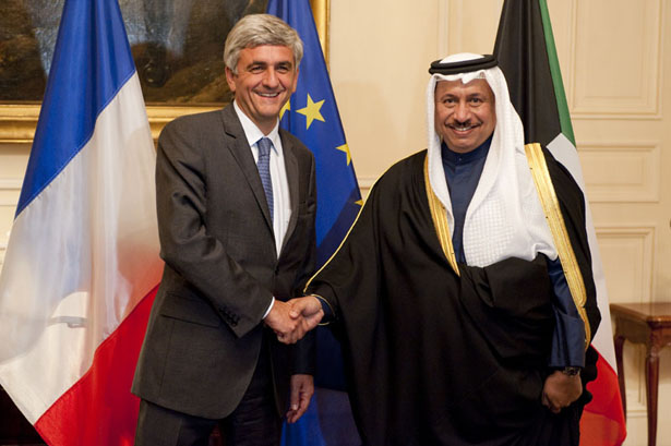 Signature d'accords de défense entre la France et le Koweit par M. Hervé MORIN ministre français de la défense et son homologue le premier vice-premier ministre de l'Etat du Koweit, Cheikh Jabir Mubarak Al Hamad Al Sabah. La cérémonie s'est déroulée à l'hôtel de Brienne le 21 octobre 2009