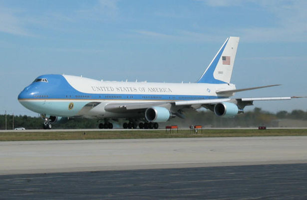 Le premier vol du B-747 en tant qu'Air Force One eut lieu le 6 septembre 1990 en transportant le président George H. W. Bush. Le premier vol du B-747 en tant qu'Air Force One eut lieu le 6 septembre 1990 en transportant le président George H. W. Bush.