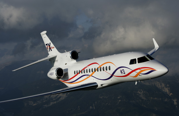 Le Falcon 7X peut voler plus de 11 heures d’affilée sans escale et desservir des aérodromes secondaires grâce à ses capacités d’atterrissage court.