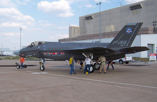 Produit à plus de 2 000 exemplaires, le F-35 devrait être distribué aux États-Unis, au Canada et au Royaume-Uni entre autres.