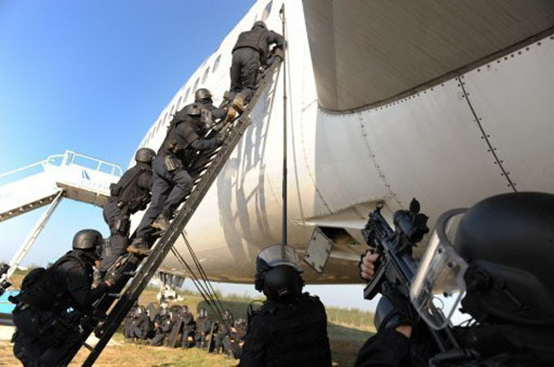 Le GIGN en exercice sur un avion