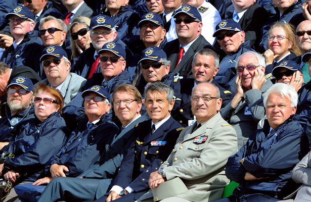 Au centre, les généraux Paloméros et Irastorza, respectivement chef d’état-major de l’armée de l’air et de l’armée de terre. Crédits : Julien/AFP.