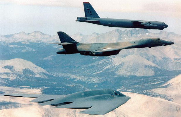 Un B-2, un B-1 et un B-52 en vol