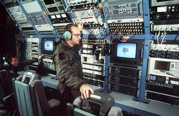 L'équipage d'un EC-130 Commando Solo