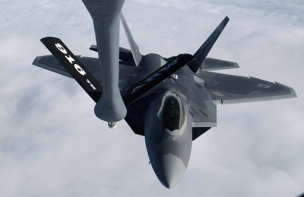 Un F-22A de Langley ravitaillé par un KC-135R