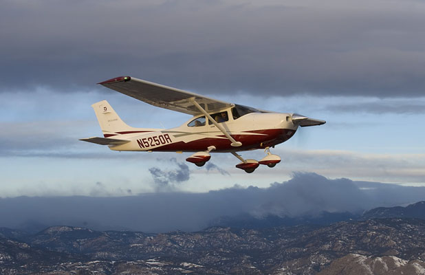 Un Cessna 182 Skylane au dessus des montagnes