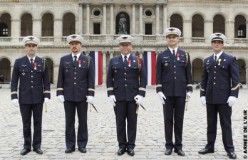 Le président Sarkzoy décore cinq aviateurs
