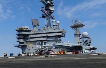 Un F-18 "sans pilote" apponte sur un porte-avions