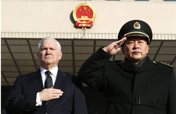 Le Secrétaire à la Défense américain Robert Gates et le General Liang Guanglie à Pékin le 10/01/2011