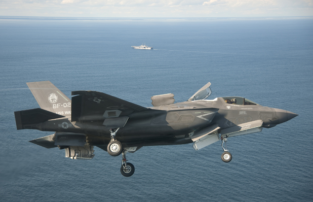 Le F-35B survolant l'océan Atlantique devant l'USS Wast le 03/10/2011.