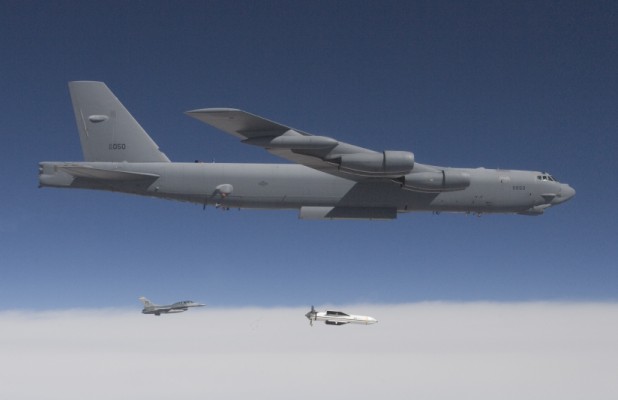 Une GBU-57A/B MOP est larguée d'un B-52 lors d'un essai le 18 juin 2009.