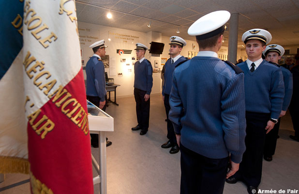 Les élèves ont effectué un garde à vous silencieux devant le portrait de leur parrain.