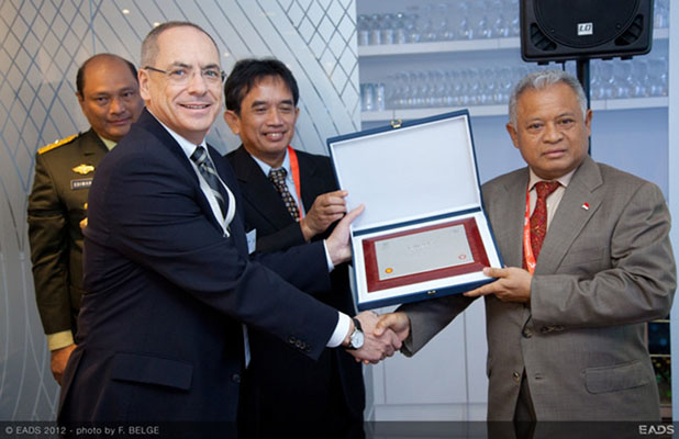 Domingo Urena-Raso signe avec Dr Purnomo Yusgiantoro
