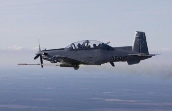 Premiers tirs de roquettes guidées sur un AT-6C