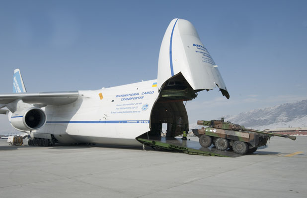 Chargement d'un AMX 10 dans un An-124 en janvier 2012 à l'aéroport de Kaia.