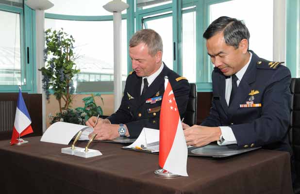 Le général Huat Sern Wong et le général Jean-Luc Crochard.