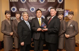 Mr Baek Sun-Chul Vice-Président du Service Cabine d’Asiana Airlines ( au centre ) pose au côté de Mr Jerry Allison Editeur de Business Traveler ( à droite ) et de Mr Dan Booth directeur de la rédaction ( à gauche ) après avoir reçu le prix lors d'une cérémonie au Warwick hôtel de New York.