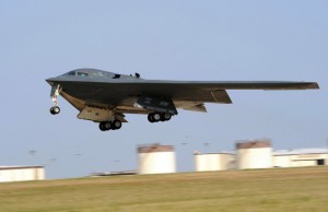 Un bombardier B-2 décolle de la base de Whiteman en mars 2013.