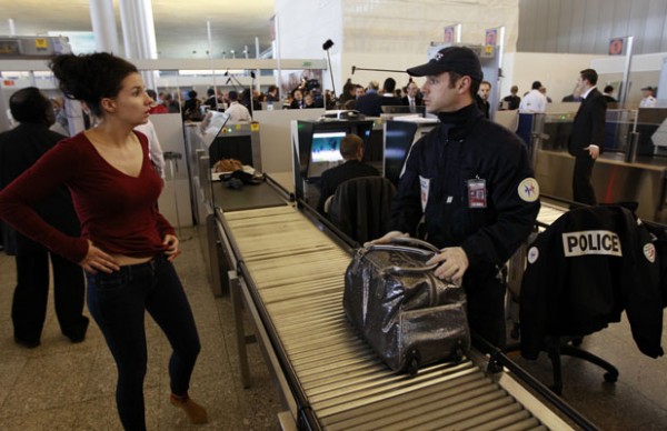 Un policier français contrôle un passager à Roissy le 22 Décembre 2011.