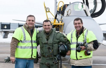 Un pilote de la marine brésilienne teste le Gripen