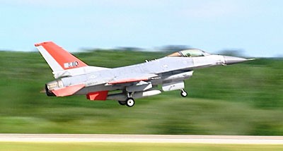 Un F-16 vole sans pilote