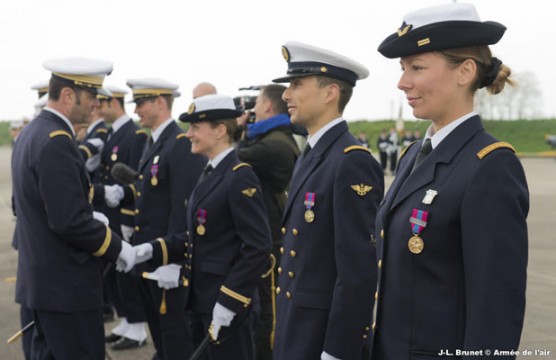 remise-d-insignes-aux-premiers-pilotes-brevetes-affectes-sur-l-atlas-a400m-a-avord.jpg