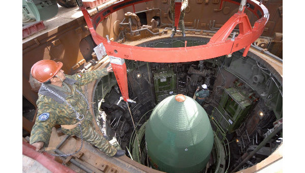 Un missile russe RS-20 Voevoda dans un silo de Baïkonour en prévision de son tir.