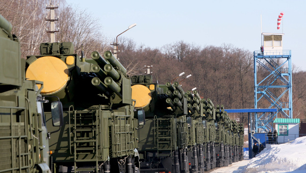 Le Pantsir peut faire feu en roulant à vitesse réduite mais est doté de vérins qui le stabilisent pour le tir aux canons. Les missiles sont des 57E6E d'un poids de 74,5kg au lancement, leurs portée est de 20km et l'altitude de 15 à 15000m.