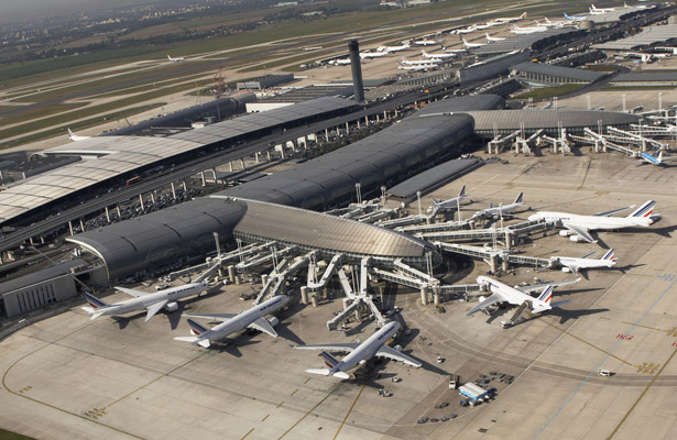 Vue aérienne du terminal 2F à Paris-Charles de Gaulle.