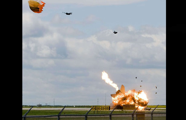 Le 23 juillet, lors d’une séance d’entraînement à Lethbridge, ville du sud de l'Alberta, au Canada, le capitaine Brian Bews s’éjecte à la dernière seconde avant que son CF-18 ne s’écrase sur le tarmac.