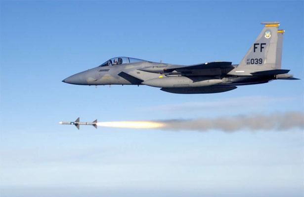 Produit à plus de mille exemplaires, le F-15 est utilisé principalement par l'US Air Force mais a également été exporté vers quelques pays "amis", dont Israël et le Japon qui l'a construit sous licence. Ici un F-15C tirant un missile air-air AIM-7 Sparrow.