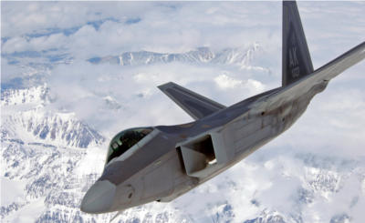 Un F-22 de la base ELMENDORF survolant l'Alaska