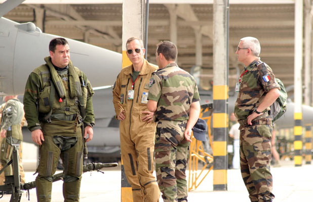 Accueil des pilotes par le général Dominique de Longvilliers