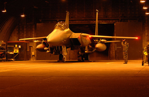 Un F-15 se prépare pour intervenir en Libye