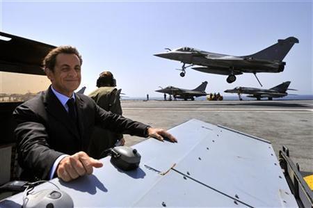 Le président Sarkozy assiste au décollage d'un Rafale sur le pont du Charles-De-Gaulle le 10/06/2010