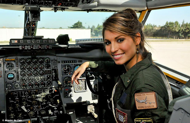 Miss France dans le cockpit du C135
